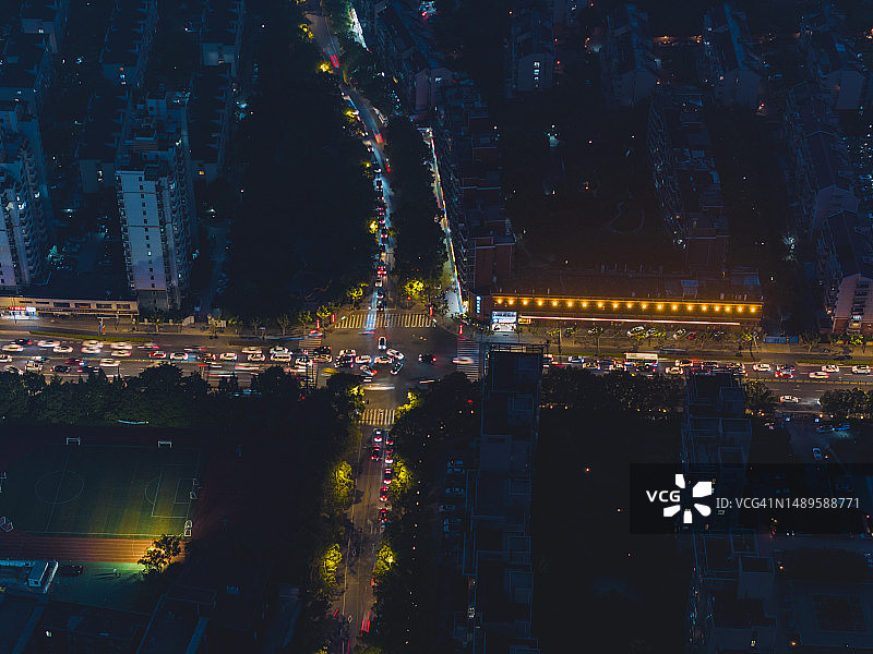 中国上海拥挤的城市街道交通航拍图片素材