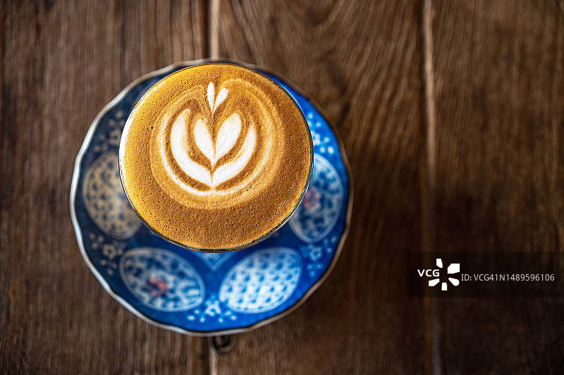 桌上的一杯拿铁咖啡图片素材