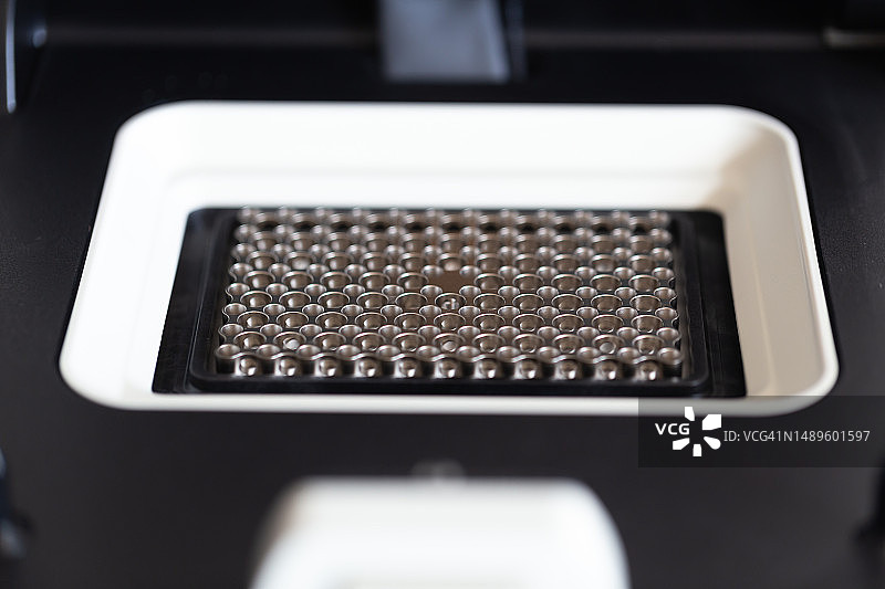 用于PCR实验的数字PCR热板仪器的样品加载孔图片素材