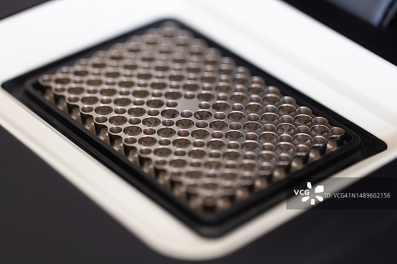 用于PCR实验的数字PCR热板仪器的样品加载孔图片素材