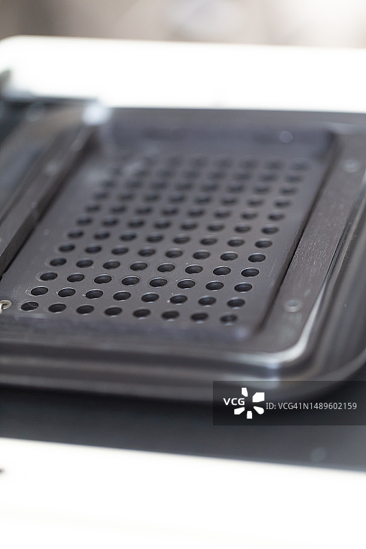 用于PCR实验的数字PCR热板仪器的样品加载孔图片素材