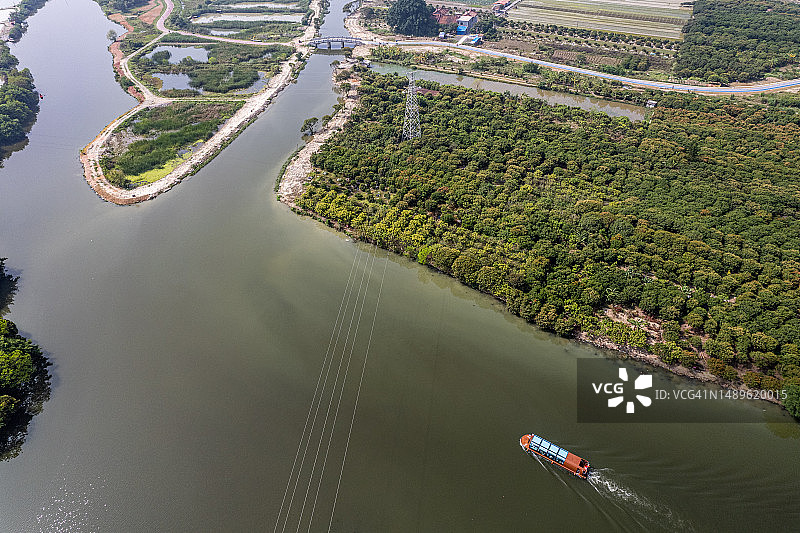农田河流上的帆船图片素材