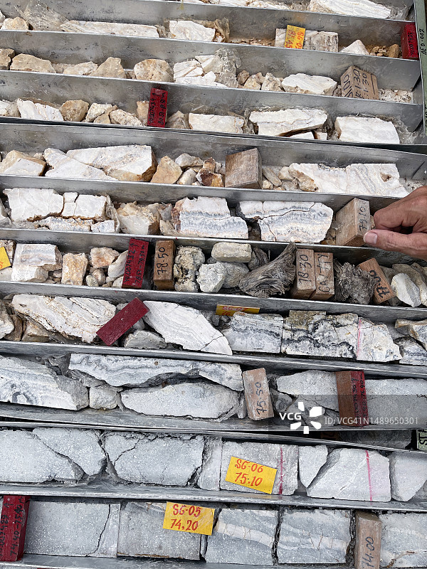 钻芯中的浅成热液石英脉图片素材