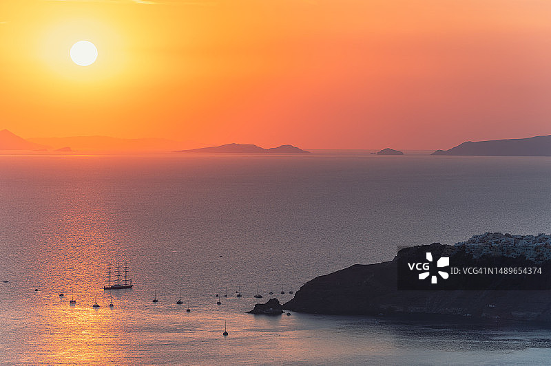 圣托里尼日落时分的游船之旅图片素材