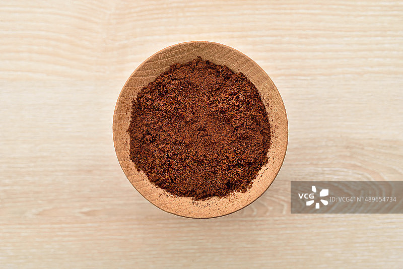 桌上木盘中的咖啡粉图片素材