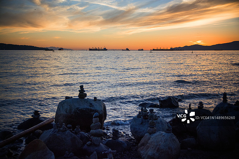 加拿大温哥华卵石滩上日落时分的平衡石图片素材