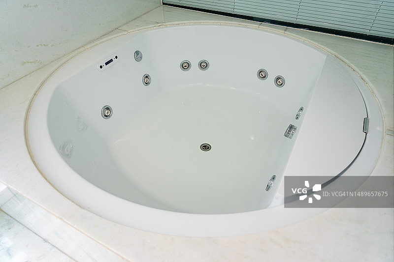 房间内的圆形热水浴缸，可在水中享受和放松图片素材
