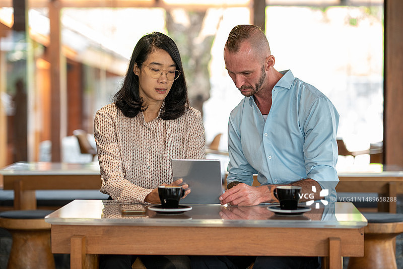 企业主与投资者之间的商业交易谈判图片素材