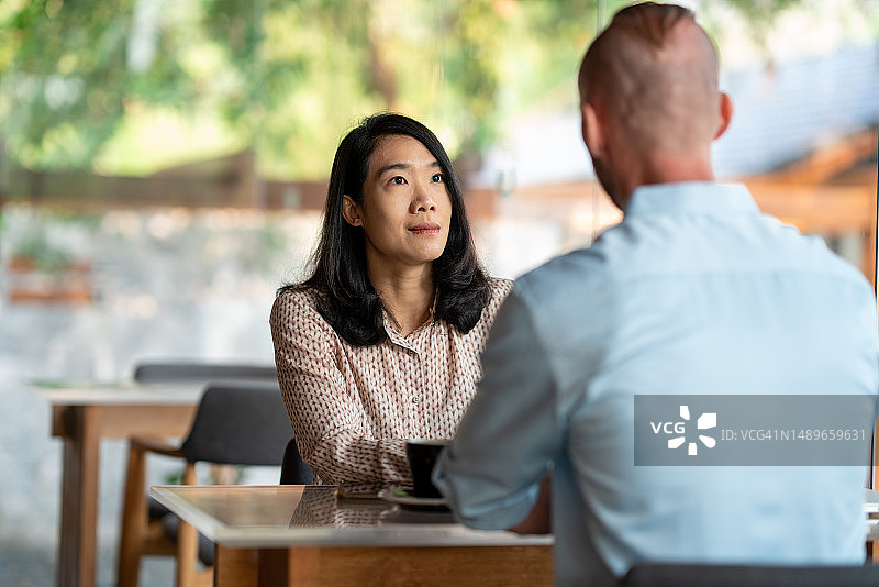 城市生活方式：人际关系和商务会议，自信的办公室女性在咖啡馆放松喝咖啡图片素材