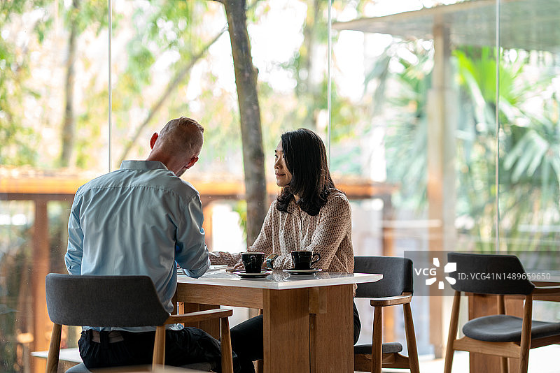 财务顾问提供理财建议，为客户规划管理资产和投资服务图片素材