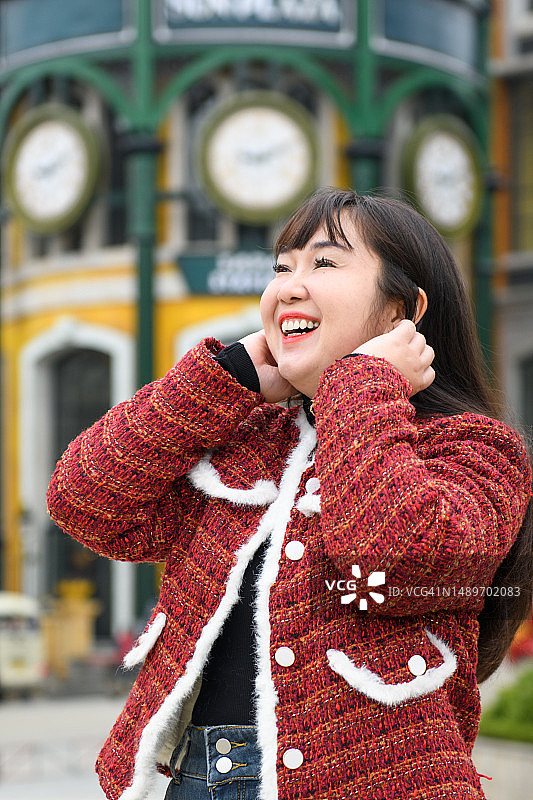 街头欢笑的年轻女人 портрет图片素材