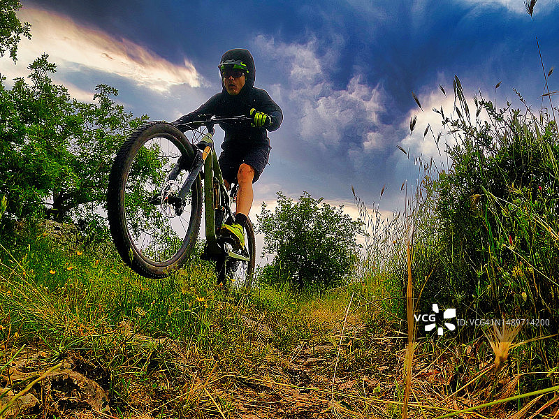 山地自行车春雨图片素材