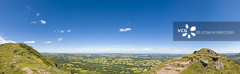夏季风景上的广阔天空图片素材