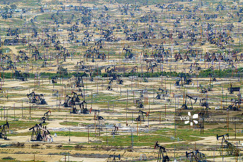 美国加利福尼亚州贝克斯菲尔德油田的抽油机图片素材