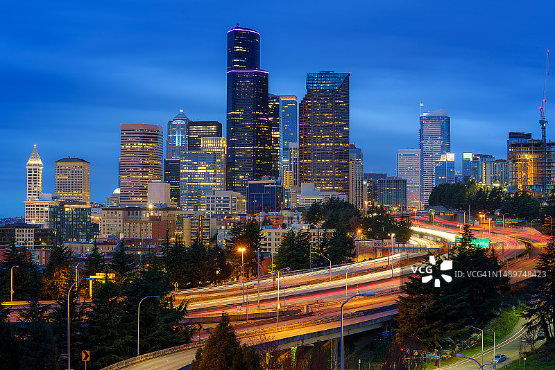 华盛顿州西雅图市中心黄昏航拍：I-5和I-90州际公路的繁忙交通图片素材