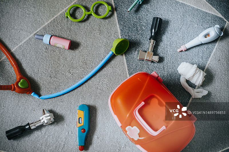 地毯上的医疗玩具图片素材