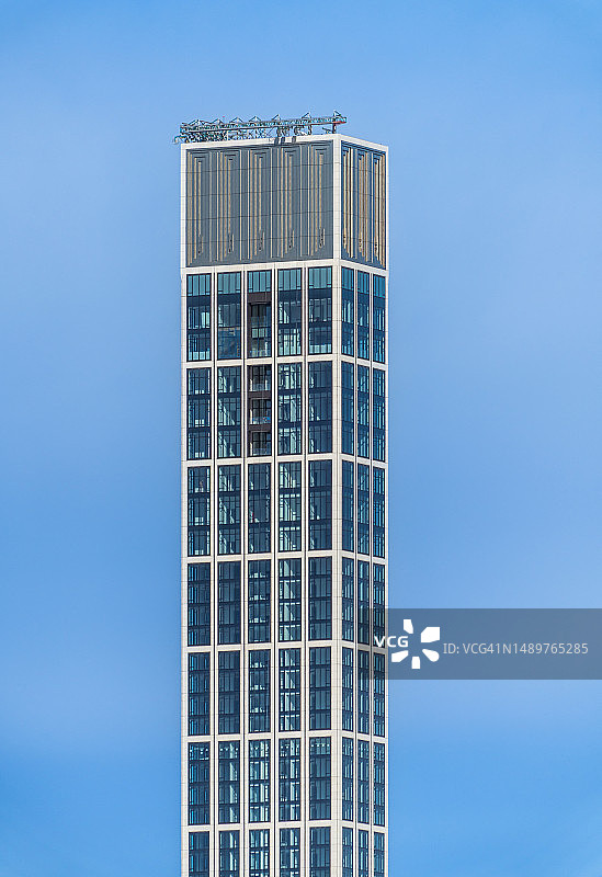 阳光下的现代住宅摩天大楼景观图片素材