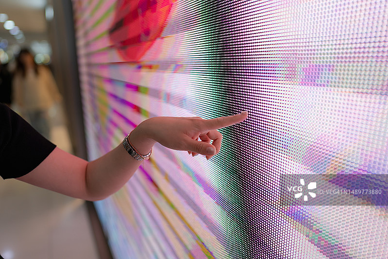 女士手指指向电子屏幕图片素材