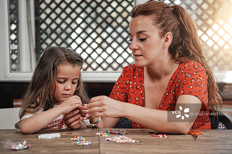 母女制作项链图片素材