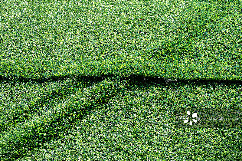 未完成的绿色人造草皮，用于覆盖运动场或花园图片素材