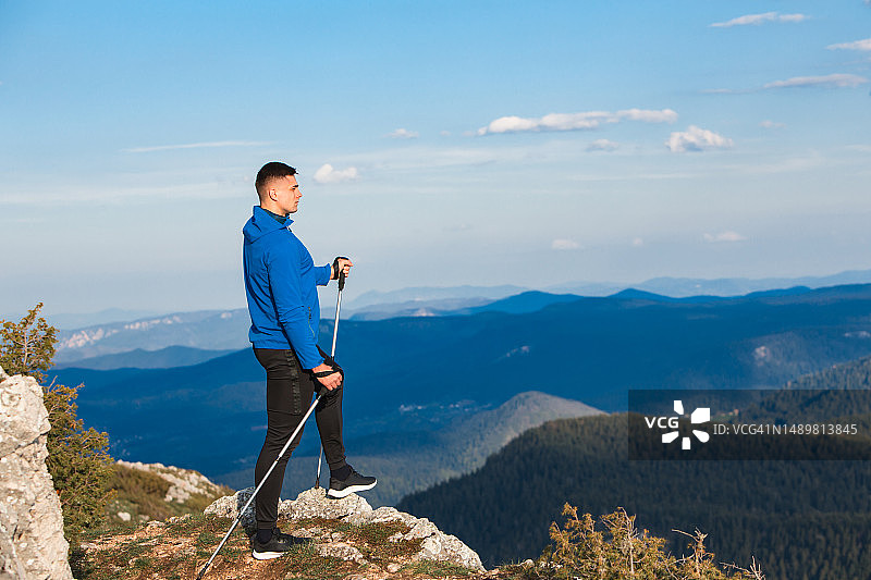 享受从山顶看到的景色图片素材