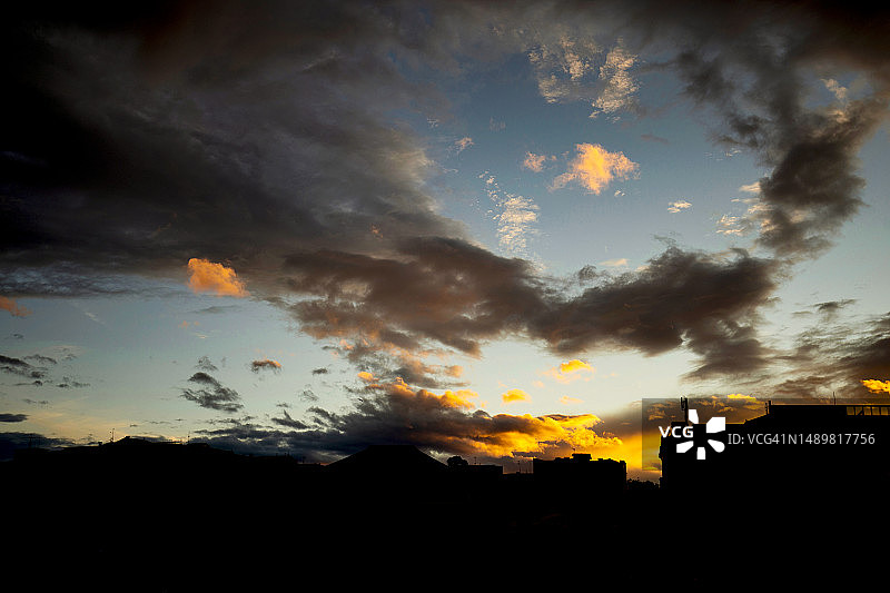 日落时分的阿维莱斯城市剪影图片素材