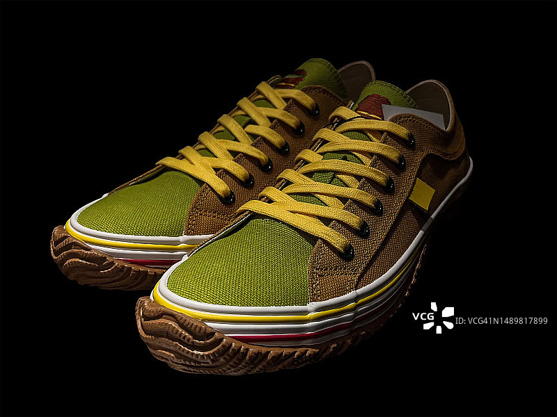 黑色背景上的帆布鞋图片素材