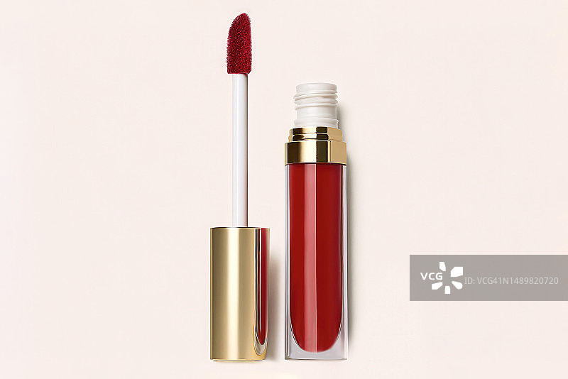 粉色背景上的红色持久液体唇膏图片素材