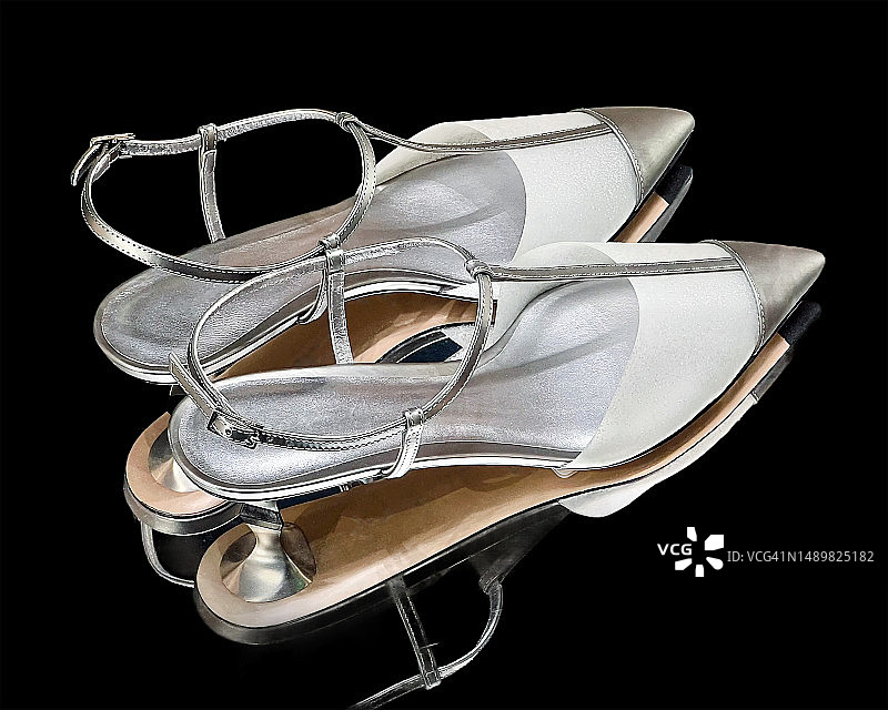 黑色背景下的女鞋图片素材