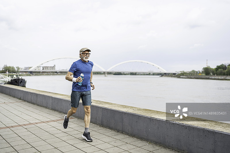 年长的男人在慢跑，健康退休生活方式图片素材