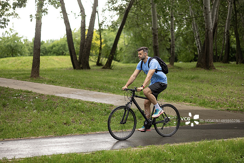 户外骑山地自行车的男人图片素材