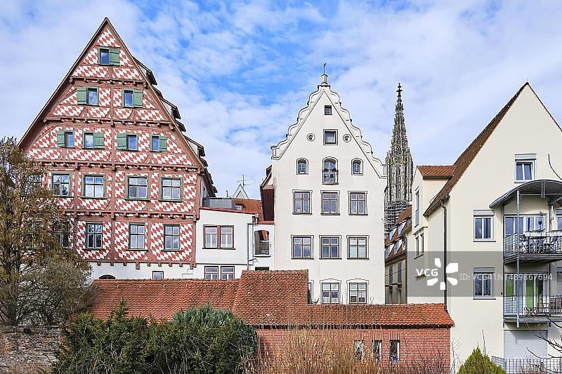德国巴登-符腾堡州乌尔姆市多瑙河畔渔人区历史建筑和乌尔姆敏斯特大教堂的局部视图图片素材