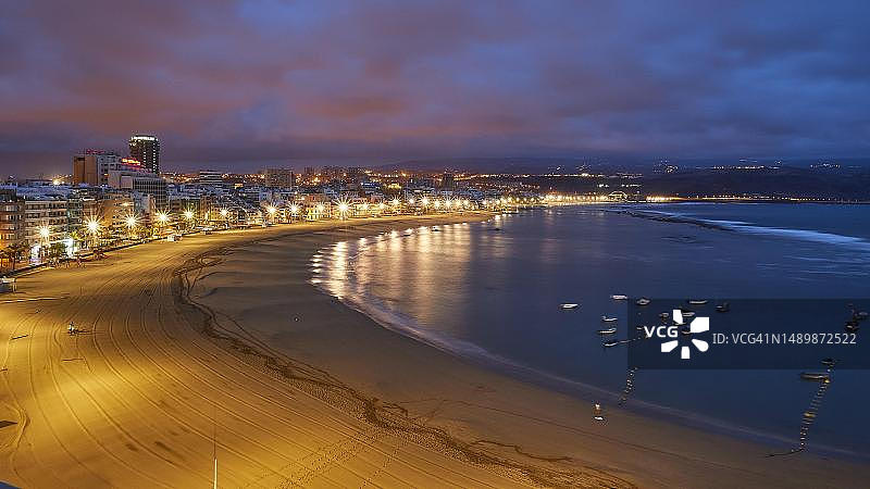 西班牙加那利群岛拉斯帕尔马斯海滩夜景图片素材