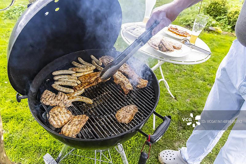花园里的烧烤，烤架上的牛排和香肠，德国斯图加特图片素材