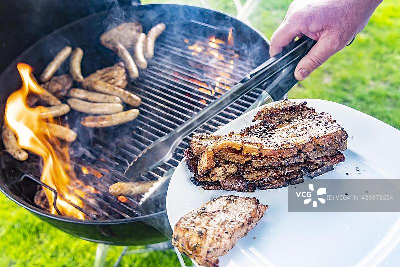花园里的烧烤，烤架上的牛排和香肠，德国斯图加特图片素材