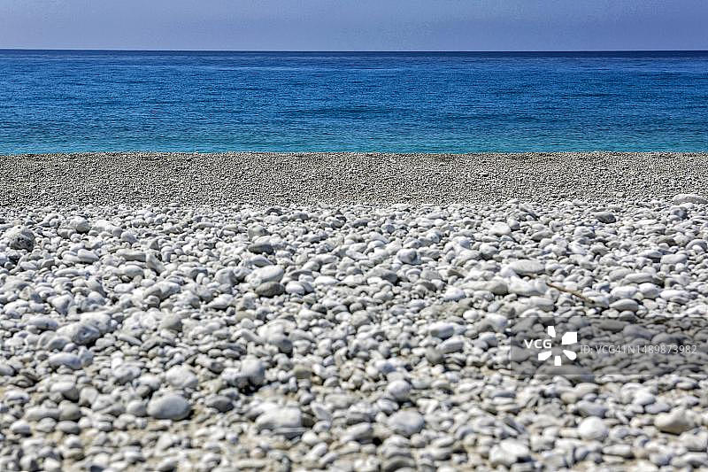 发罗拉州帕拉塞附近的海滩，爱奥尼亚海，岩石海岸和碧绿的海水，阿尔巴尼亚图片素材