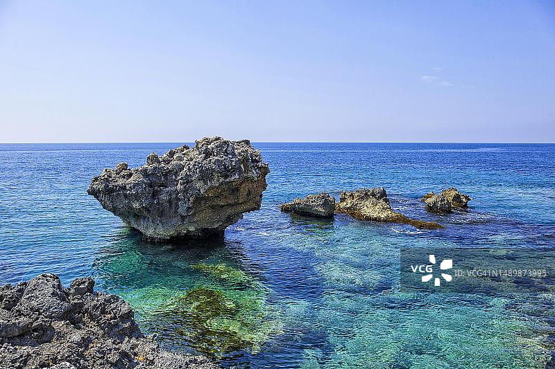 发罗拉州帕拉塞附近的海滩，爱奥尼亚海，岩石海岸和碧绿的海水，阿尔巴尼亚图片素材