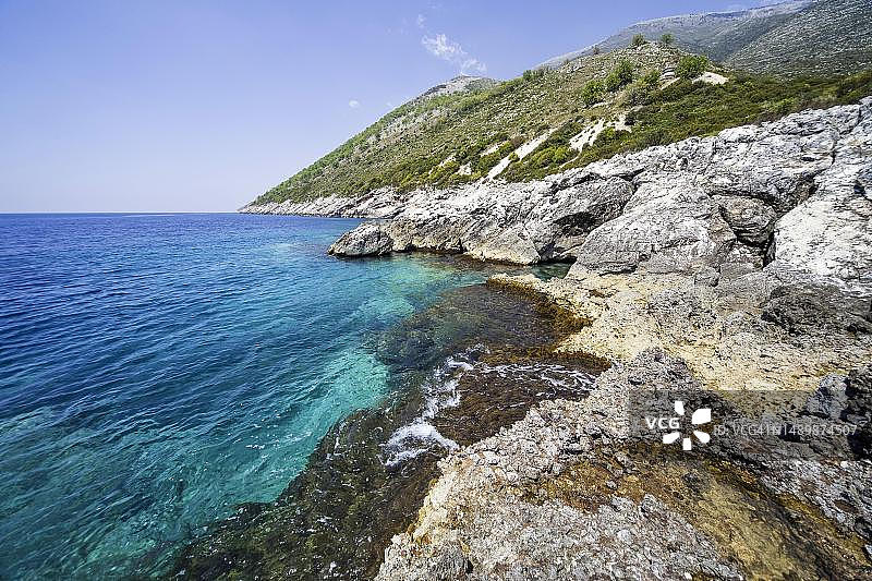 发罗拉州帕拉塞附近的海滩，爱奥尼亚海，岩石海岸和碧绿的海水，阿尔巴尼亚图片素材