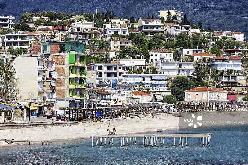 阿尔巴尼亚发罗拉州希马拉的城镇风光，带沐浴码头图片素材