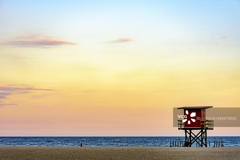 巴西里约热内卢科帕卡巴纳海滩热带日落时的救援舱图片素材