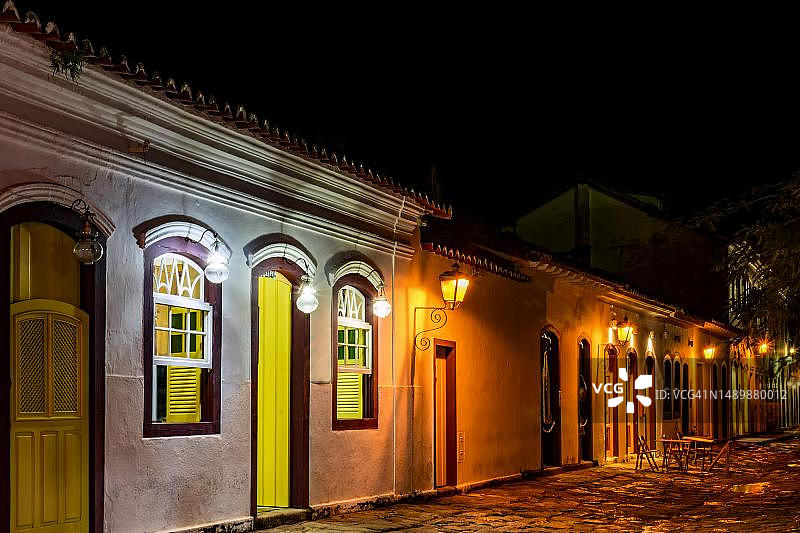 巴西里约热内卢海岸帕拉蒂市夜晚的石头街道和殖民风格房屋图片素材