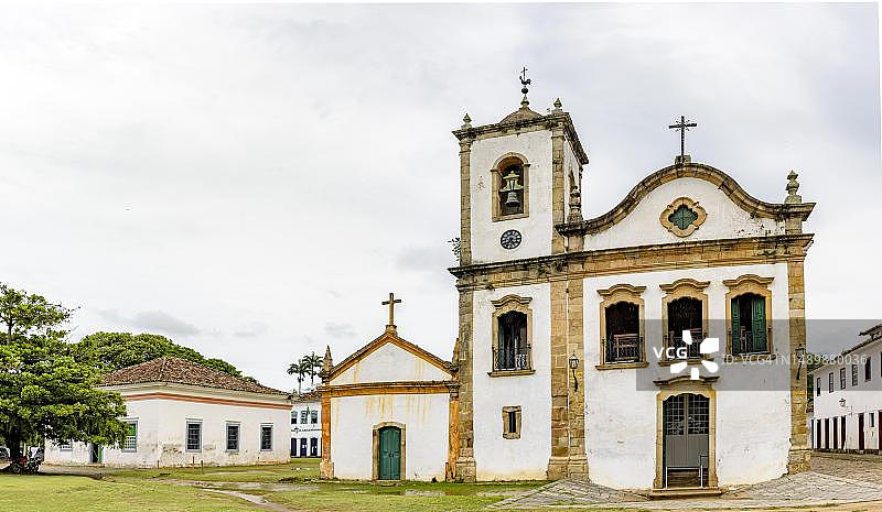 巴西里约热内卢州南部海岸帕拉蒂古城历史教堂立面及周围房屋图片素材