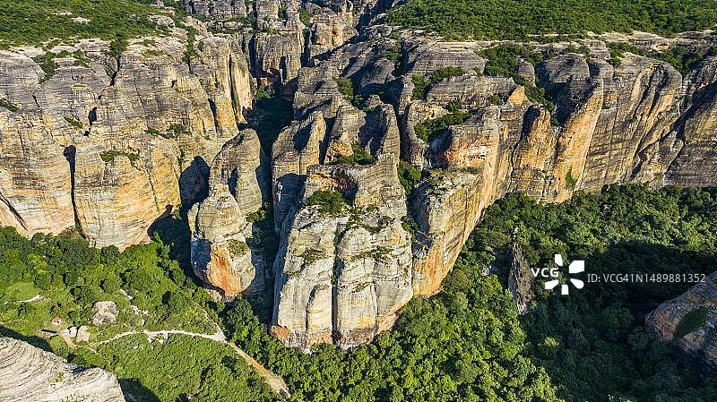 巴西皮奥伊州卡皮瓦拉山国家公园砂岩峭壁航拍，联合国教科文组织图片素材
