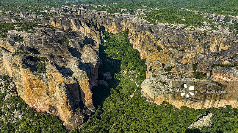 巴西皮奥伊州卡皮瓦拉山国家公园砂岩峭壁航拍，联合国教科文组织图片素材