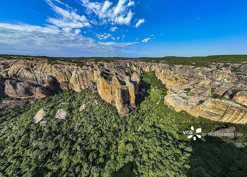 巴西皮奥伊州卡皮瓦拉山国家公园砂岩峭壁航拍，联合国教科文组织图片素材