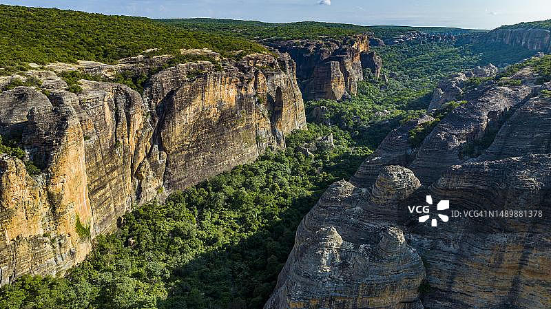 巴西皮奥伊州卡皮瓦拉山国家公园砂岩峭壁航拍，联合国教科文组织图片素材