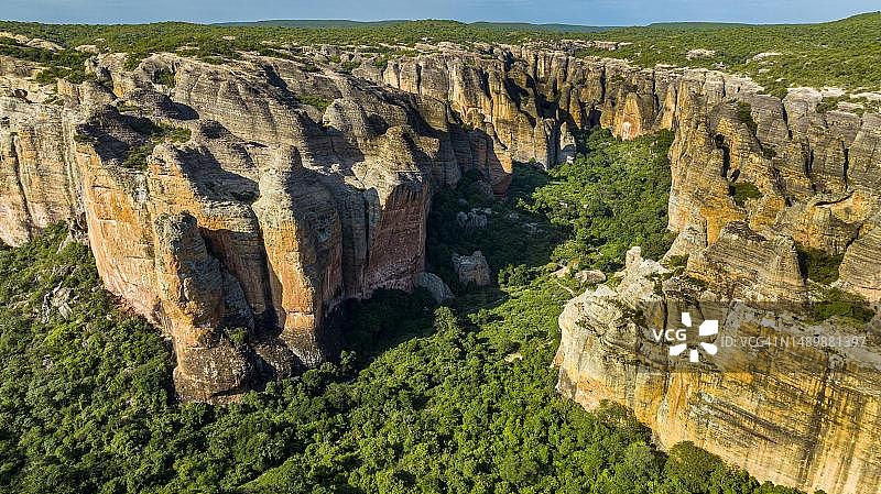 巴西皮奥伊州卡皮瓦拉山国家公园砂岩峭壁航拍，联合国教科文组织图片素材
