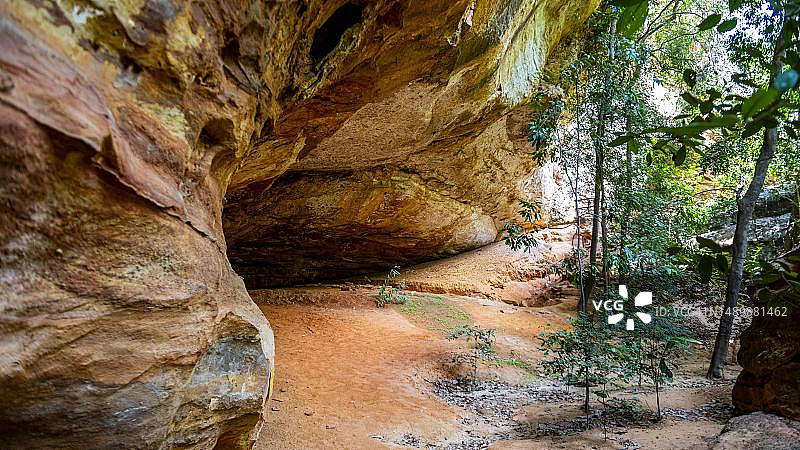 巴西皮奥伊州卡皮瓦拉山国家公园佩德拉富拉达的悬崖图片素材