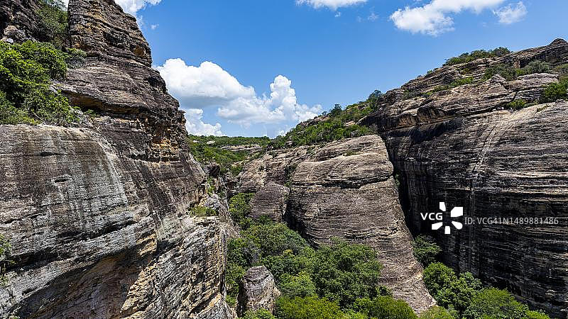 巴西皮奥伊州卡皮瓦拉山国家公园佩德拉弗拉达的砂岩悬崖，联合国教科文组织遗址图片素材
