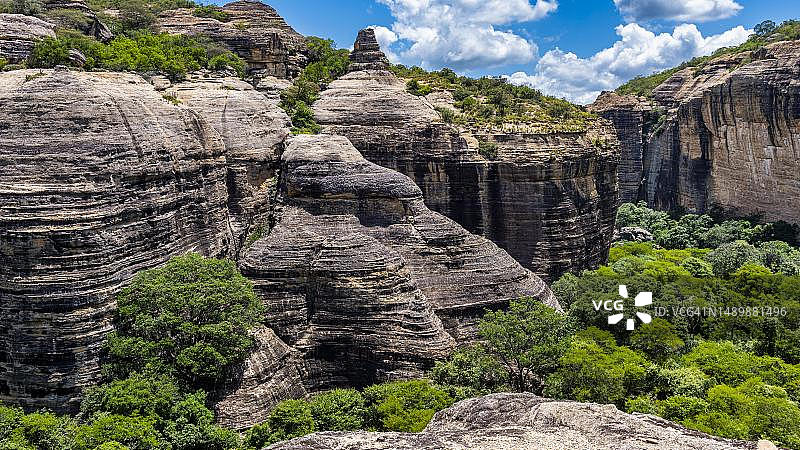 巴西皮奥伊州卡皮瓦拉山国家公园佩德拉弗拉达的砂岩悬崖，联合国教科文组织遗址图片素材